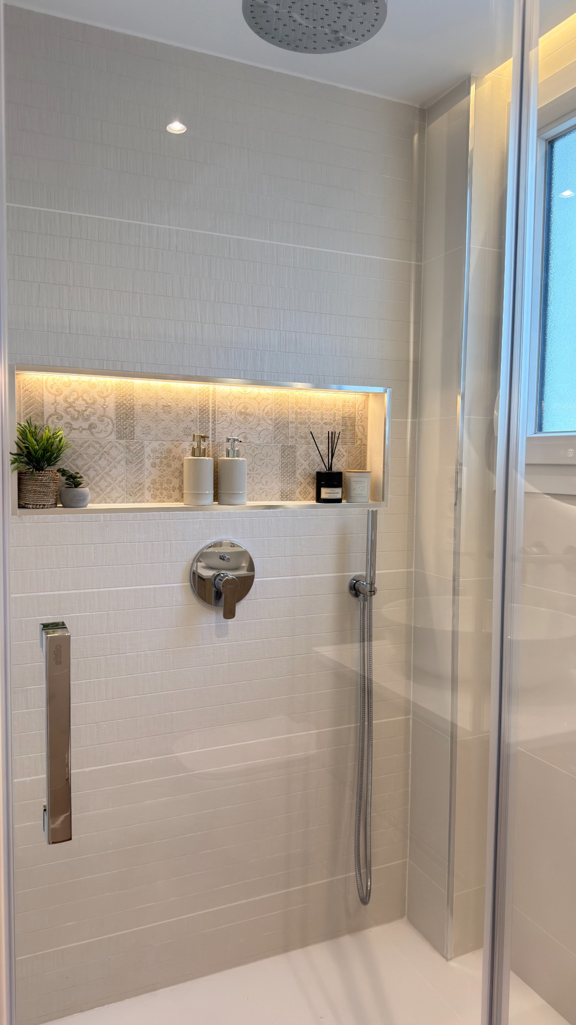 Ducha con hornacina iluminada y revestimiento decorativo